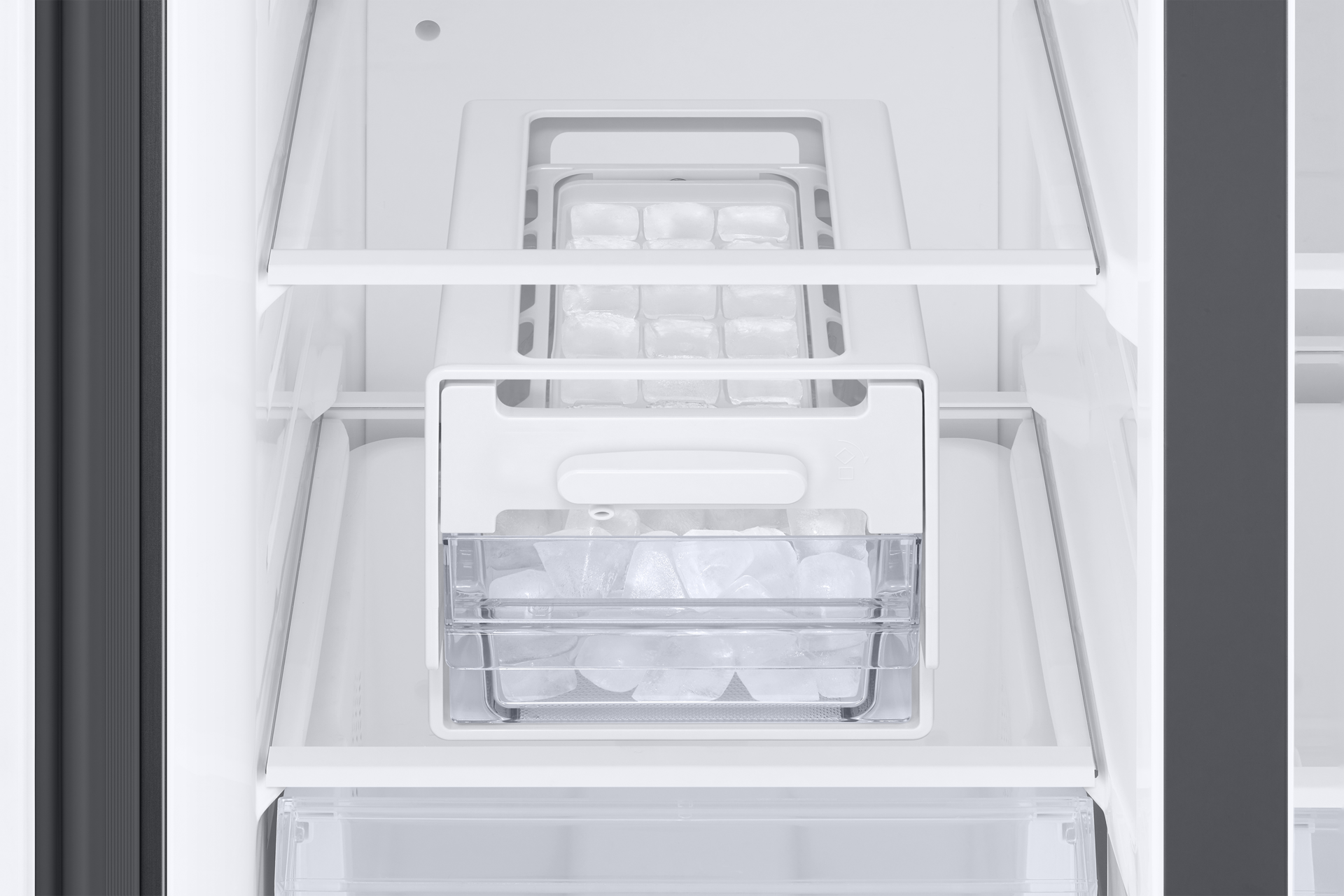detail-twist-ice-maker Black