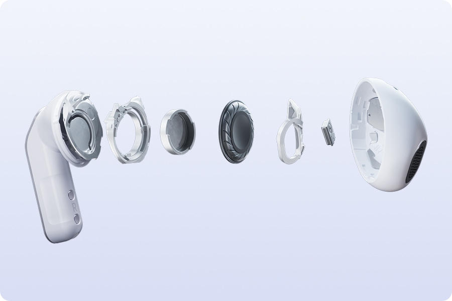 Un auricular Galaxy Buds4 en vista desmontada, mostrando las partes separadas del auricular, incluyendo el woofer.