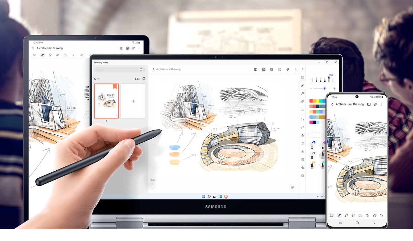 Galaxy Book Pro 360 on sijoitettu kuvan keskelle ja sille piirretään käsin reaaliaikaisesti. Tietokoneen rinnalla on puhelin ja Galaxy Tab S7. Kaikilla kolmella näytöllä näkyy arkkitehdin piirros, ja laitteet synkronoituvat automaattisesti Samsung Notesin kautta.