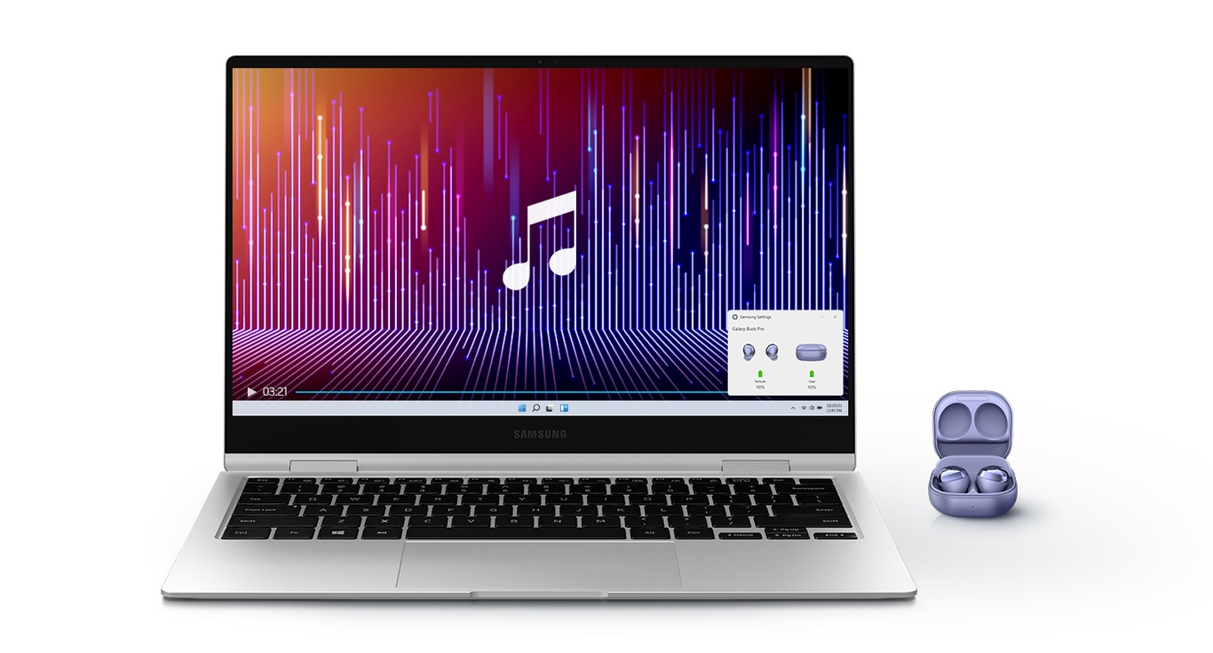 Galaxy Buds -kuulokepari rinnakkain Galaxy Book Pro 360:n kanssa. Kannettavan tietokoneen näytöllä näkyy musiikkisoitin ja helppojen yhteyksien ponnahdusikkuna oikeassa alareunassa näyttää, että laitteet ovat Bluetooth-yhteydessä.