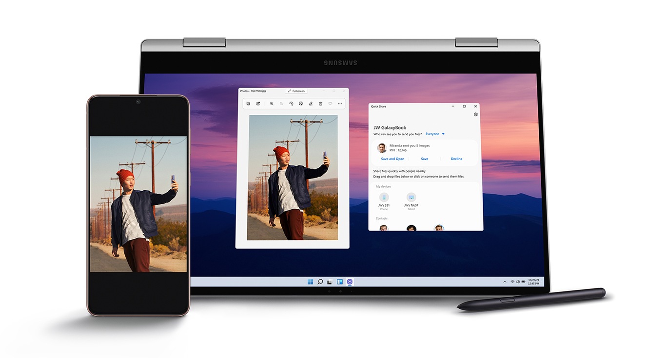Galaxy Book Pro 360 asetetaan rinnakkain puhelimen kanssa. Molemmissa laitteissa näkyy näytöllä sama kuva miehestä ottamassa selfietä. Näin esitellään tiedostojen nopeaa jakamista. S Pen on sijoitettu alas oikealle.