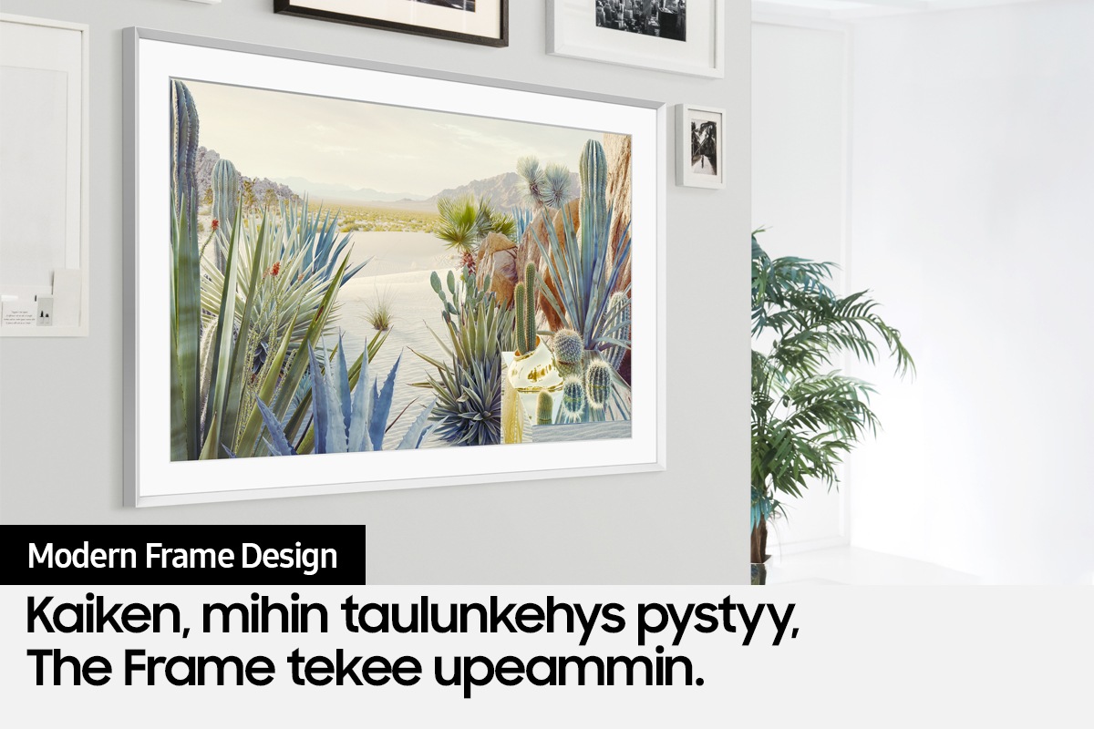 The Frame TV on sijoitettu kodin seinälle ja sen modernisti muotoiltu kehys sulautuu muiden seinällä olevien kehystettyjen kuvien joukkoon.
