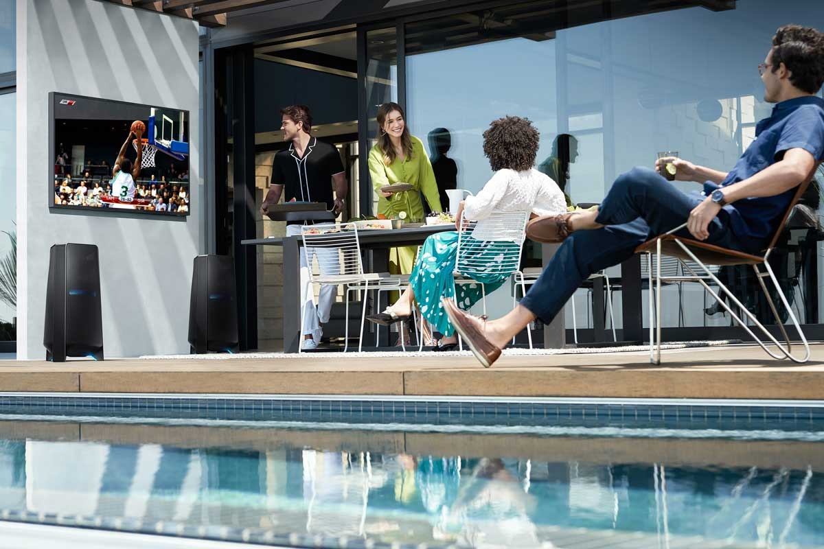 Ulkoterassille ripustettu The Terrace -televisio, joka kestää sääoloja ja on käsitelty heijastuksia vastaan