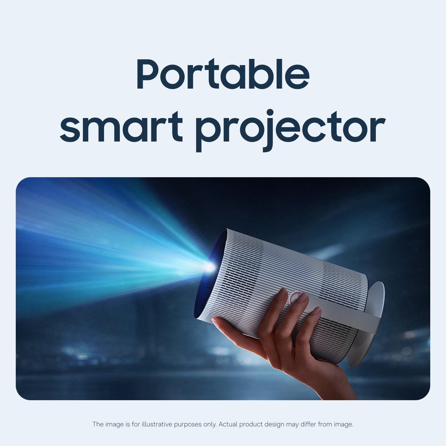 Käsi, joka pitää kädessään kompaktia Samsung The Freestyle+ -laitetta, jossa on sininen valonsäde, tuuletettu kotelo ja jalusta, tummaa taustaa vasten.
