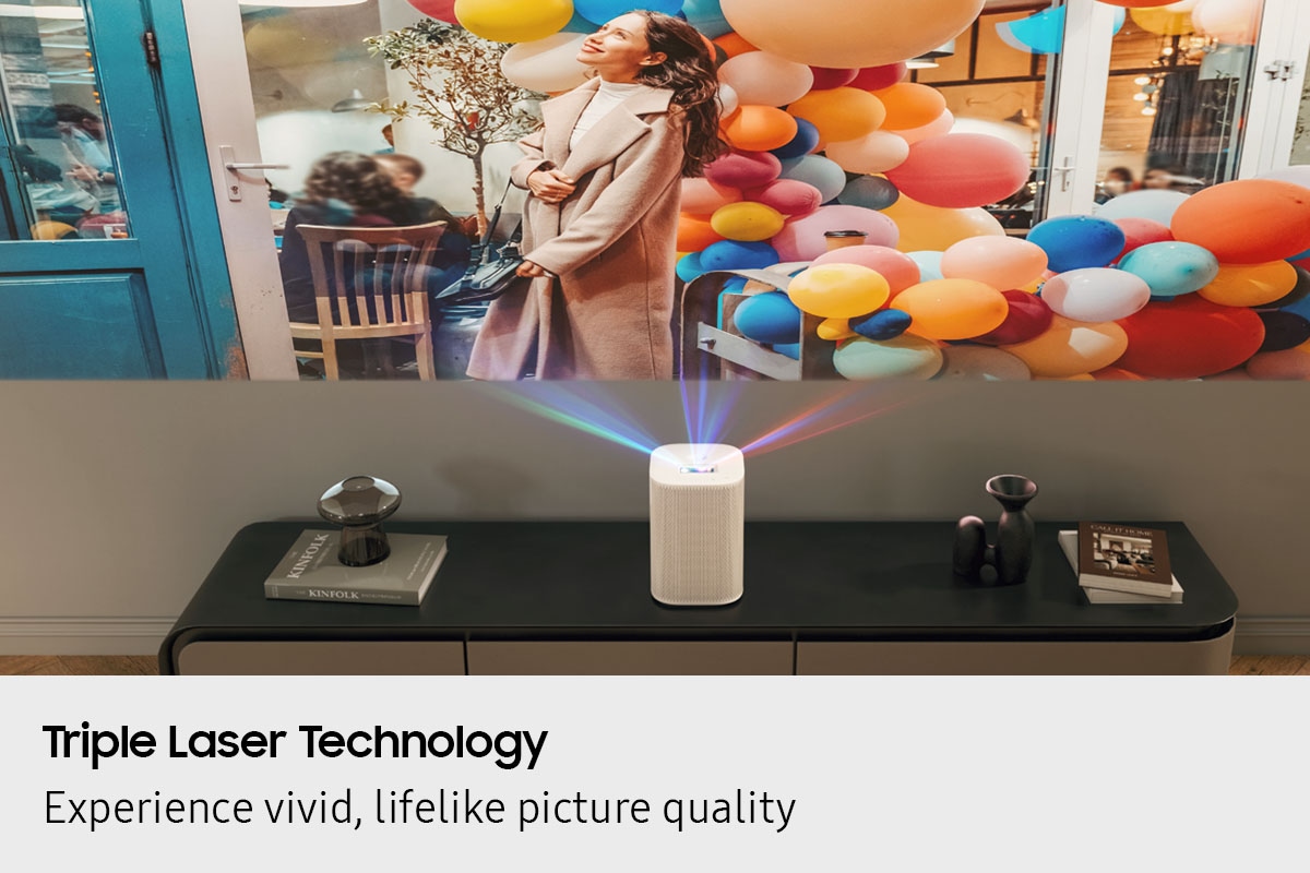 The Premiere heijastaa seinälle kohtauksen naisesta, jolla on erivärisiä ilmapalloja.