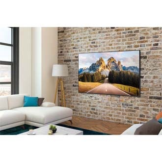 Samsung UHD AU7000 on ripustettuna seinälle ja siinä näkyy kuva esittelemässä PurColor -tekniikkaa