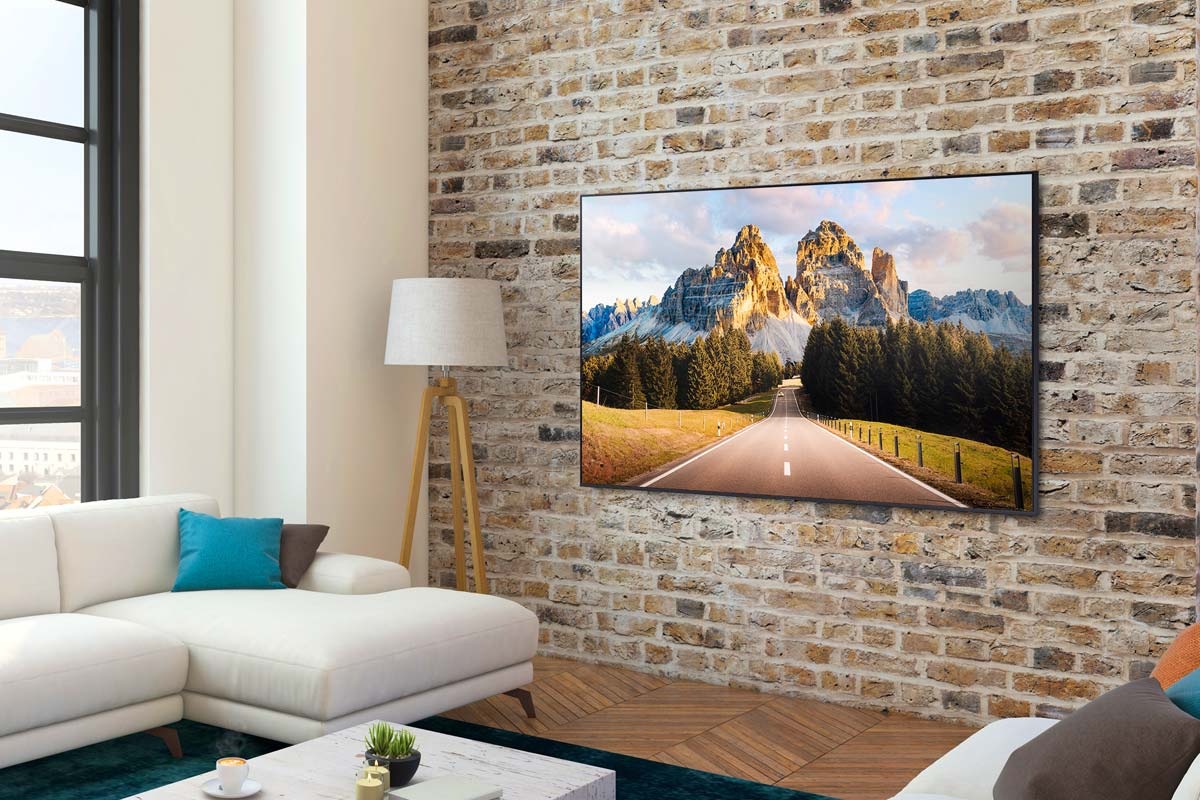 Samsung UHD AU7000 on ripustettuna seinälle ja siinä näkyy kuva esittelemässä PurColor -tekniikkaa