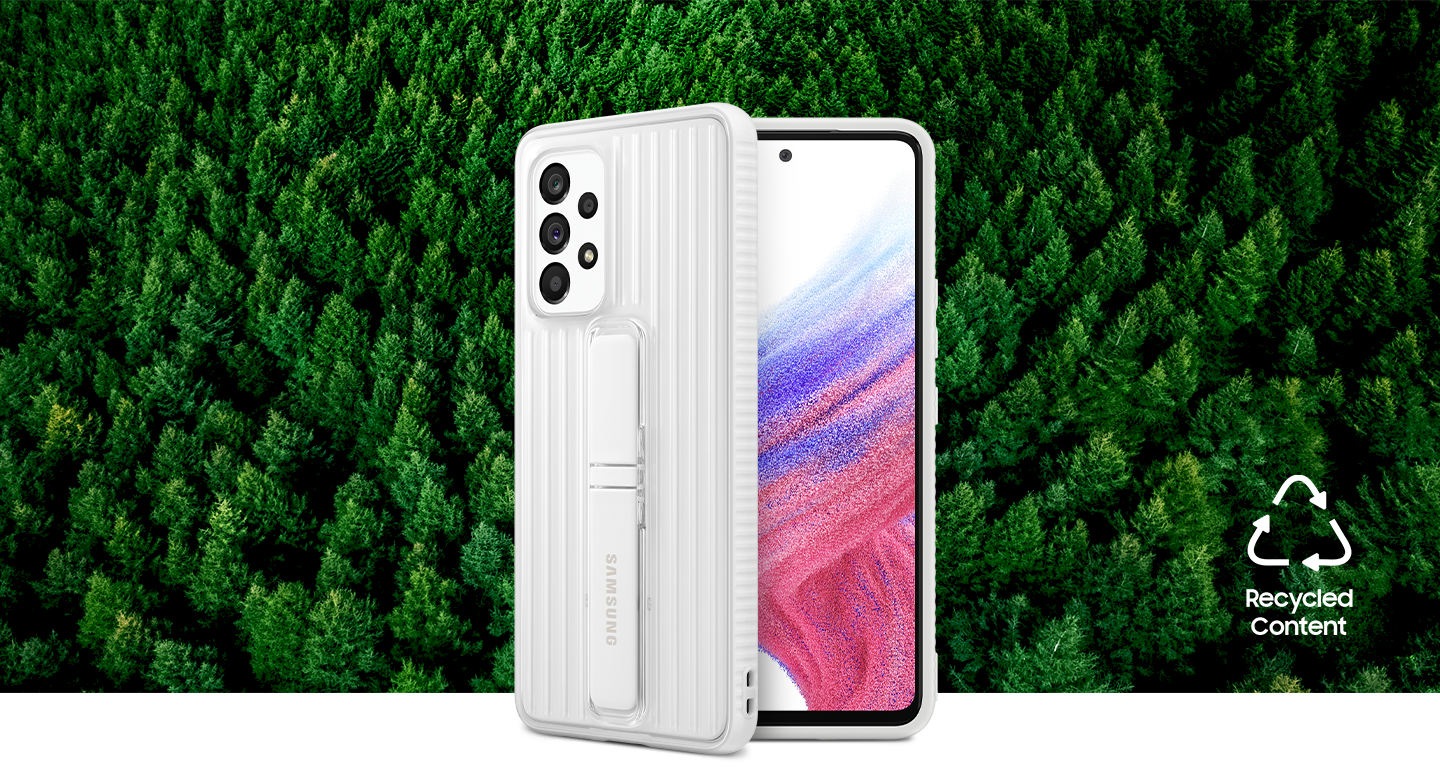 Deux téléphones Galaxy A53 5G avec la couverture protectrice permanente installée. L'un est vu de l'arrière et l'autre de l'avant avec un fond d'écran graphique coloré à l'écran. L'arrière-plan est une forêt. Le texte indique "Contenu recyclé".