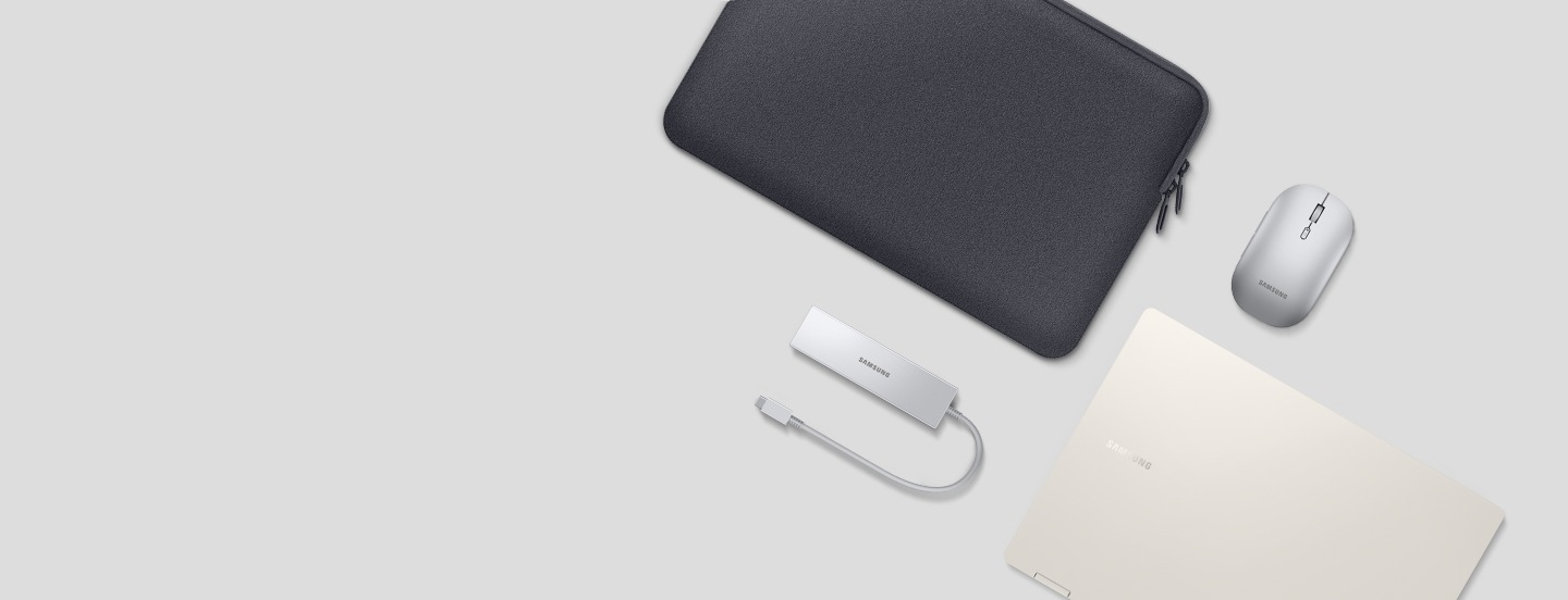 Um Galaxy Book3 Pro 360 bege é apresentado fechado, juntamente com um adaptador multiforme, um mouse Bluetooth fino e um bolso de neoprene cinza