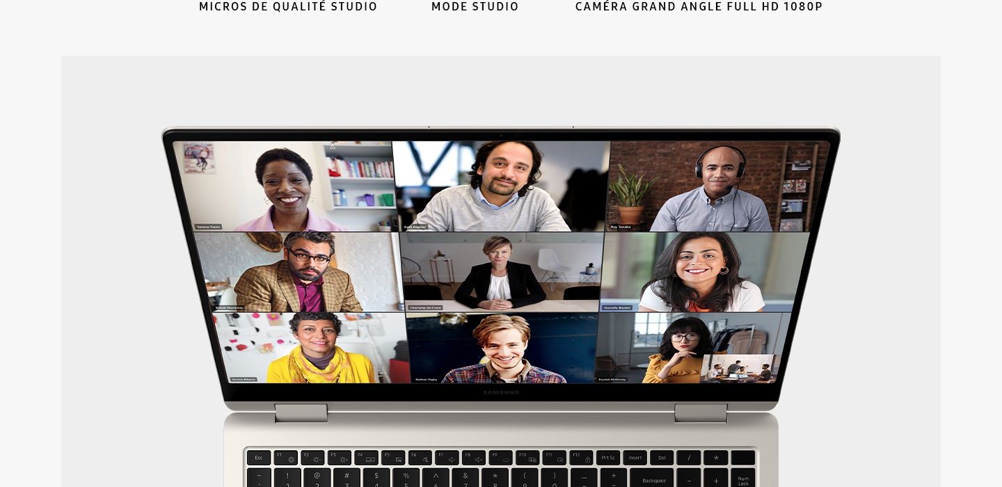 Sobre la vista superior de una arena Galaxy Book3 Pro 360 en color, abierta y girada, con la aplicación Microsoft Teams abierta a la pantalla y varias personas representadas en una videollamada