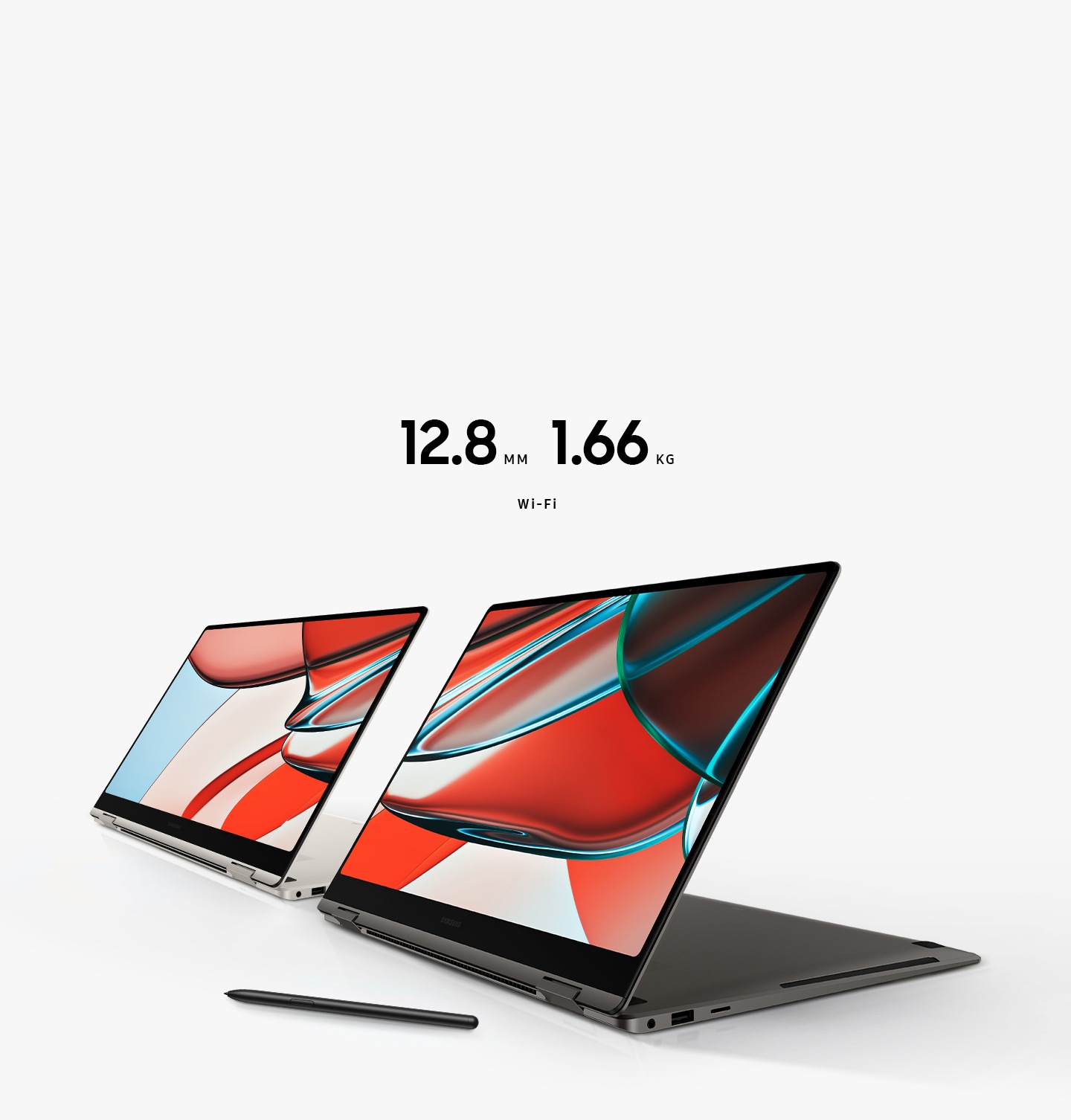 Uma cor de areia do Galaxy Book3 Pro 360 e outra cor antracite são encontradas um ao lado do outro. Os dois são levemente dobrados para trás, com um papel de parede vermelho e azul. Um S Pen é colocado no chão