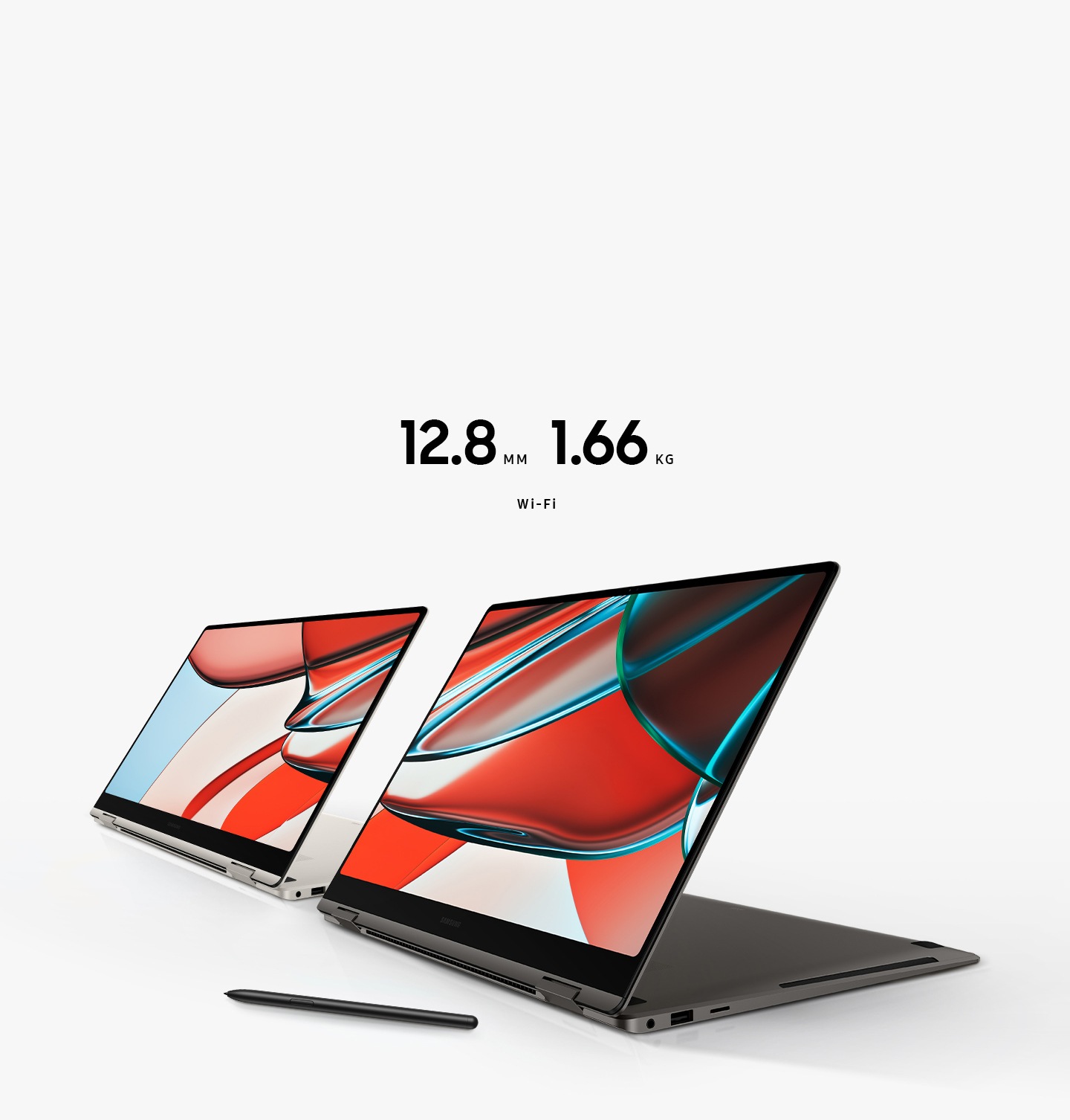 Un color de arena Galaxy Book3 Pro 360 y otro color antracita se encuentran uno al lado del otro. Los dos están ligeramente plegados hacia atrás, con un fondo de pantalla rojo y azul. Se coloca una pluma S en el suelo