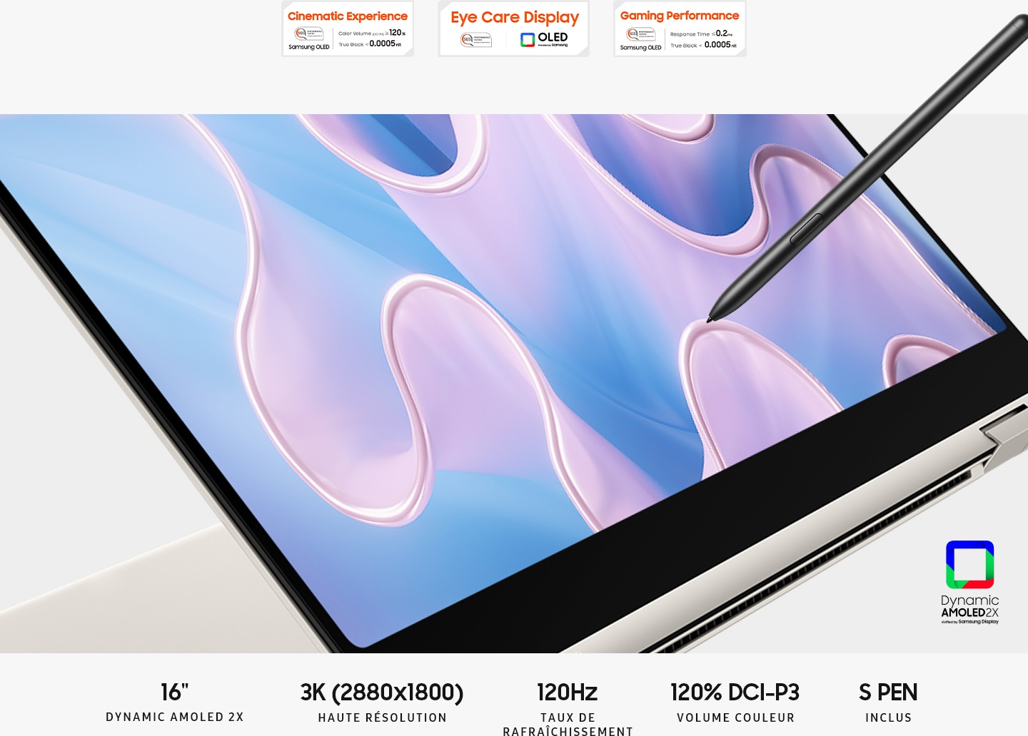 Un color de arena Galaxy Book3 Pro 360 está ligeramente plegado hacia atrás, girado hacia la derecha con un fondo de pantalla corrugado de color y una pluma P que toca la pantalla. Arriba hay tres certificaciones SGS. La primera certificación es el logotipo de experiencia cinematográfica con el texto de volumen de color (DCI-P3) mayor o igual al 120 %. Verdadero negro menos de 0.0005 nit. El rendimiento de la pantalla OLED Samsung fue probado por SGS. La segunda certificación es el logotipo de la pantalla para el cuidado de los ojos. Rendimiento probado por SGS. OLED suministrado por Samsung. La tercera certificación es el logotipo de rendimiento del juego con el tiempo de respuesta de texto menor o igual a 0.2 ms. Verdadero negro menos de 0.0005 nit. OLED Samsung probado por el rendimiento de SGS. Dinámico AMOLED 2X vivificado por la pantalla Samsung. dieciséis
