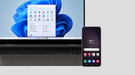 Um antracite Galaxy Book3 Pro 360 está aberto e atingido com a tela inicial do MS exibida na tela. Um Ultra Galaxy S23 é colocado em frente ao laptop, a tela inicial sendo exibida na tela