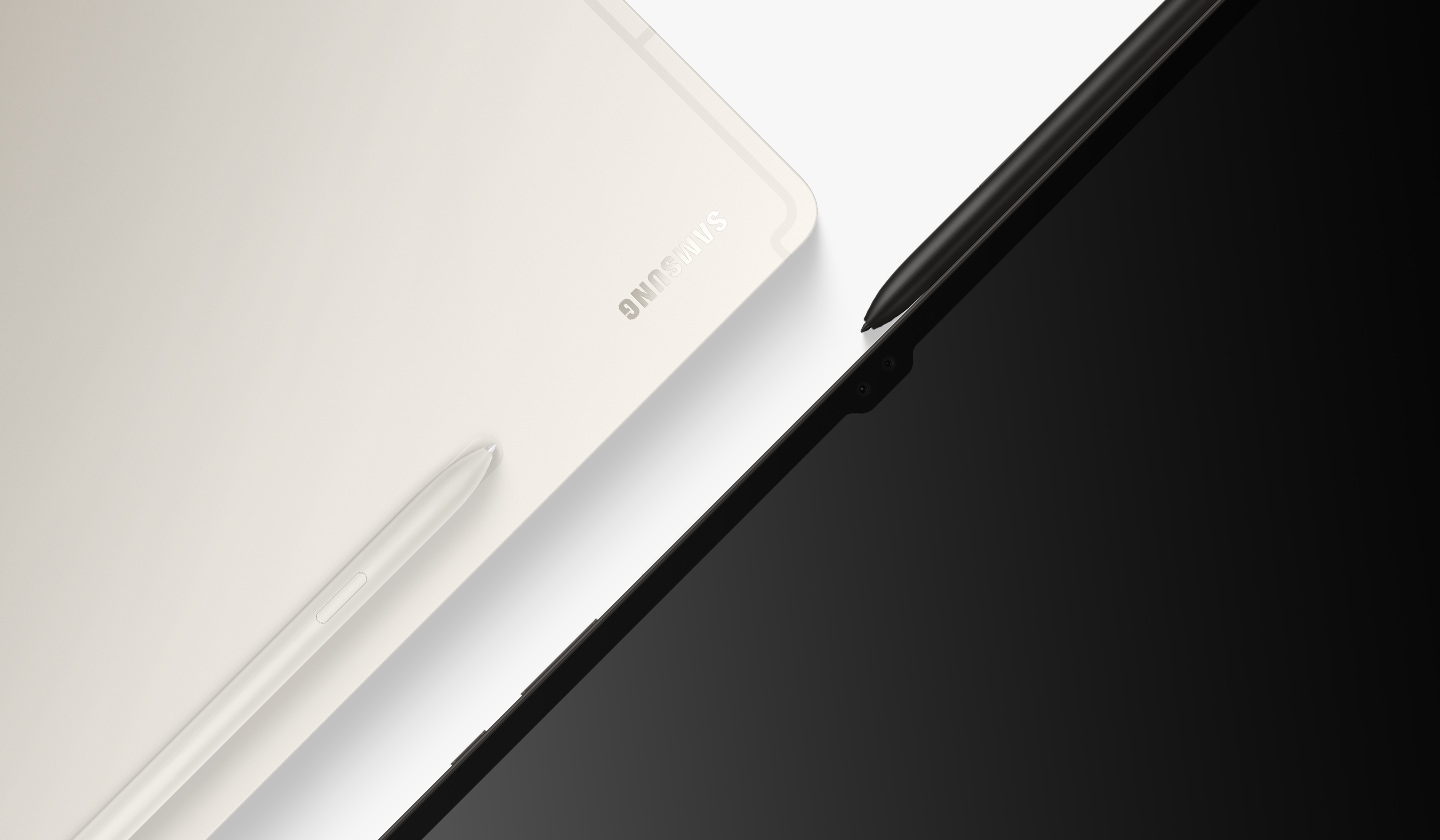 Affiche deux appareils Galaxy Tab S9 côte à côte. Tout d’abord, le S Pen se fixe magnétiquement à l’arrière de l’appareil, puis se place au-dessus de l’écran.