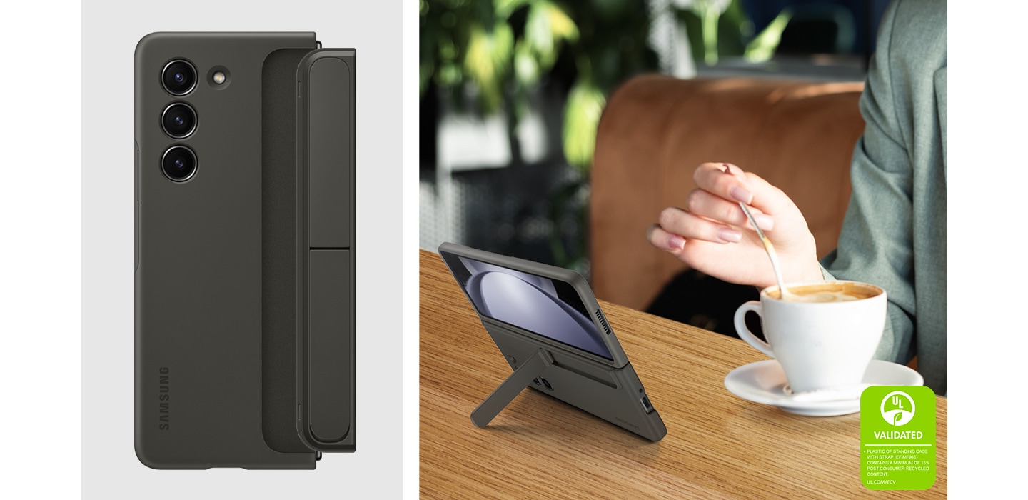 Vue arrière d'un smartphone Galaxy Z Fold5 équipé d'une coque avec module de maintien interchangeable placée à la verticale. Une femme boit un café en regardant son smartphone recouvert de la coque, posée à l'horizontale à l'aide du module. Le texte est le suivant : "Le plastique de la coque avec module de maintien interchangeable (EF-MF946) contient un minimum de 15 % de contenu recyclé post-consommation. UL.COM/ECV 