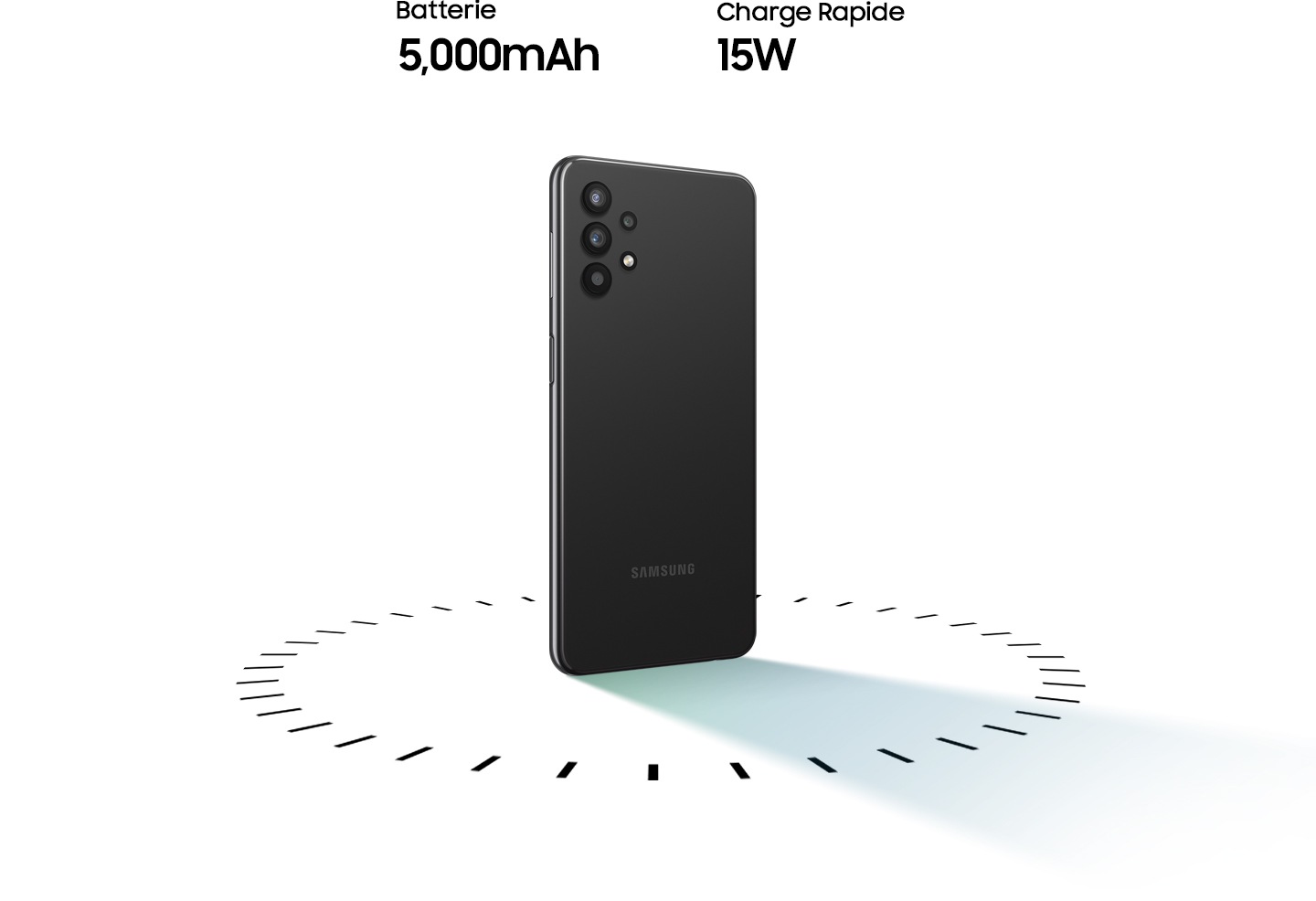 Le Galaxy A32 5G se dresse, entouré de points circulaires, avec le texte de la batterie de 5 000mAh et de la charge rapide adaptative de 15W.