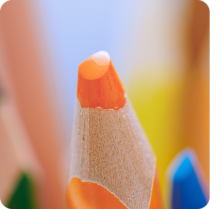 Une photo en gros plan a été prise avec l'appareil photo macro, montrant le détail d'une pointe de crayon de couleur.