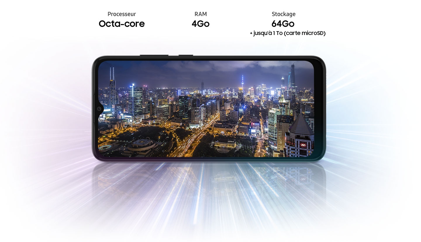 Le Galaxy A03 montre une vue nocturne de la ville, indiquant que l'appareil offre un processeur octa-core, 3GB/4GB RAM, 32GB/64GB/128GB avec jusqu'à 1TB de stockage.