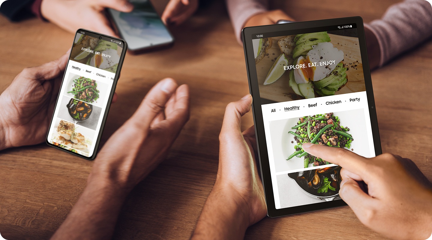 La même application présentant diverses recettes de cuisine est montrée fonctionnant sur la Galaxy Tab A8 et un smartphone Galaxy.