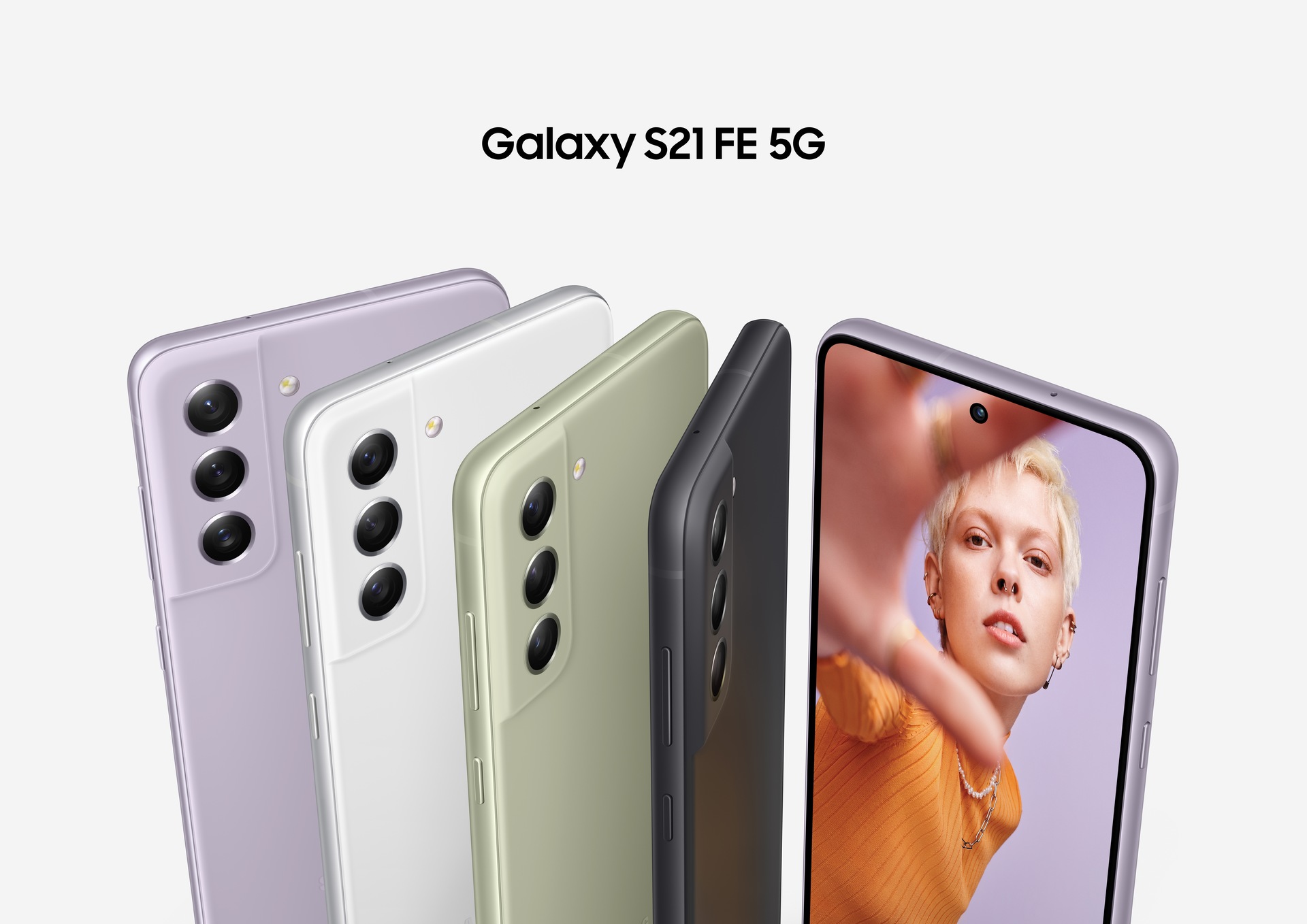 Oito smartphones Galaxy S21 Fe 5G vistos em pé em círculo, alternando as cores preto, lavanda, azeitona e brancas. Alguns são vistos pelas costas e outros de frente