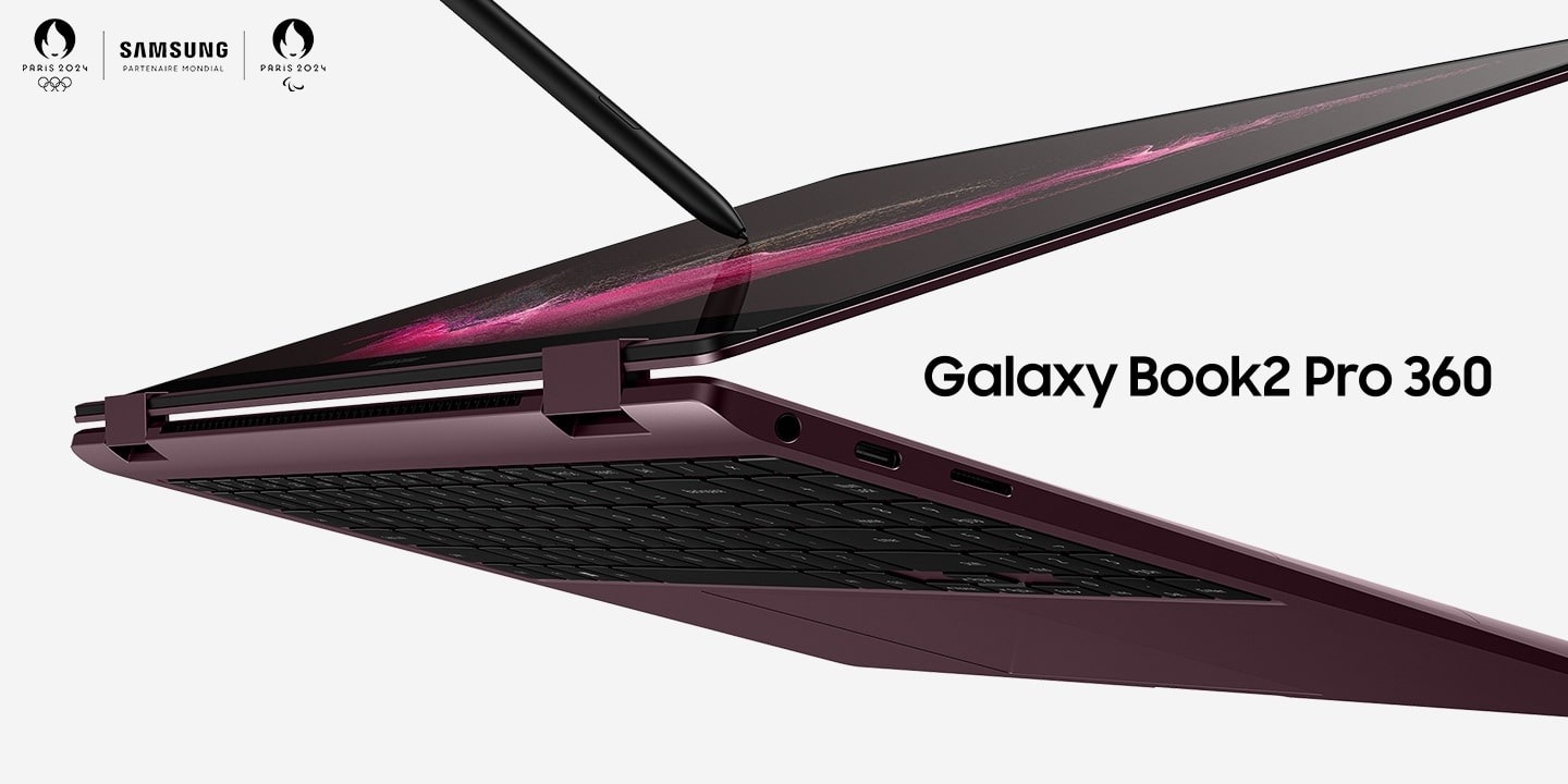 Un Galaxy Book2 Pro 360 de couleur bordeaux est presque entièrement replié. Son écran affiche un fond d'écran avec des vagues roses. Un S Pen touche l'écran.