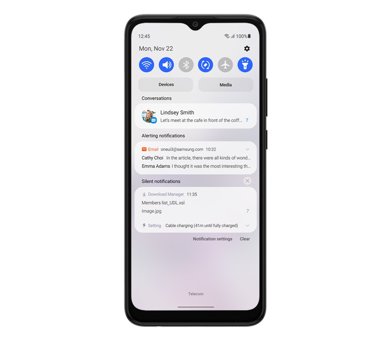 Une vue de face de l'appareil, affichant le panneau de notification et le panneau rapide sur fond blanc, tandis que One UI Core vous aide à vous concentrer.