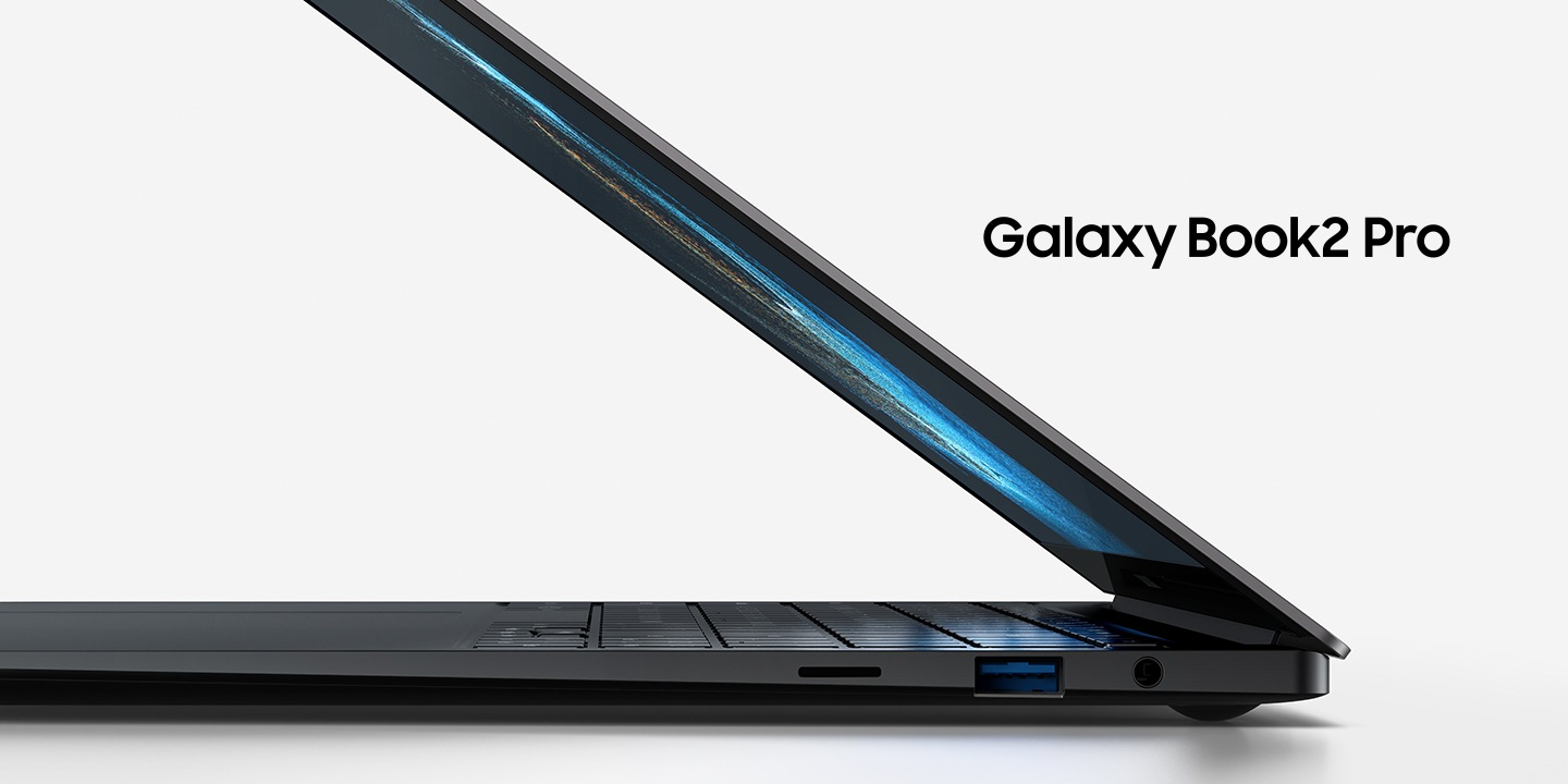 Een antraciete kleur Galaxy Book2 Pro is enigszins open en draait naar links. Er is een groen wallpaper op het scherm