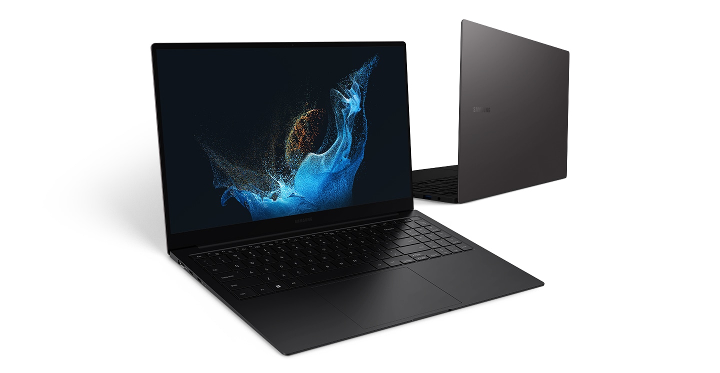 Dois computadores antracitos do Galaxy Book2 Pro são encontrados um ao lado do outro, em direções opostas. O da esquerda está aberto com um papel de parede verde ondulado. O Galaxy Book2 Pro direito está ligeiramente atrás da esquerda, visto pelas costas. 3
