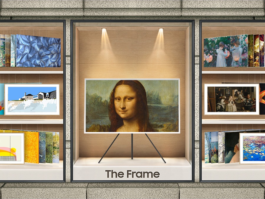 Het frame dat de Mona Lisa vertegenwoordigt, wordt blootgesteld aan een ondersteuning in het midden. Aan de linkerkant en de rechts van de rechterkant worden verschillende artistieke opties in de kunstwinkel tentoongesteld