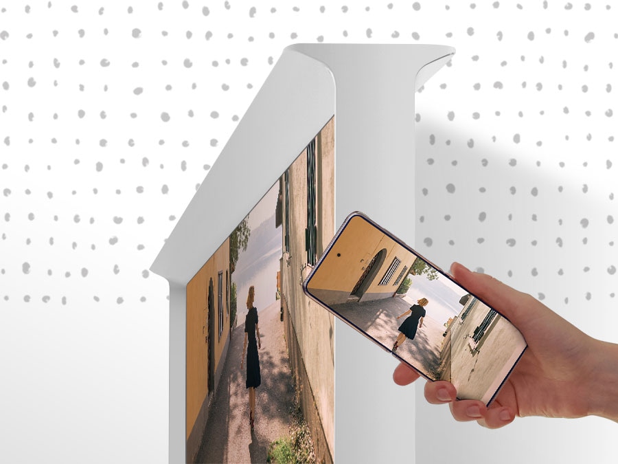 Uma pessoa bateu na lateral do serif e o conteúdo do smartphone aparece na tela grande do serif