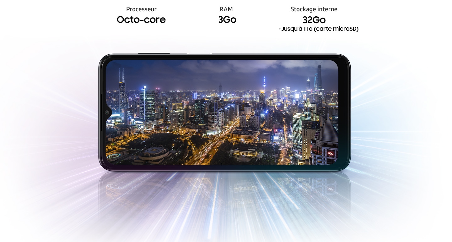 Un Galaxy A04s montre une ville vue de nuit, indiquant que l'appareil possède un processeur octo-core, 3Go de RAM et 32Go de stockage interne extensibles jusqu'à 1To.