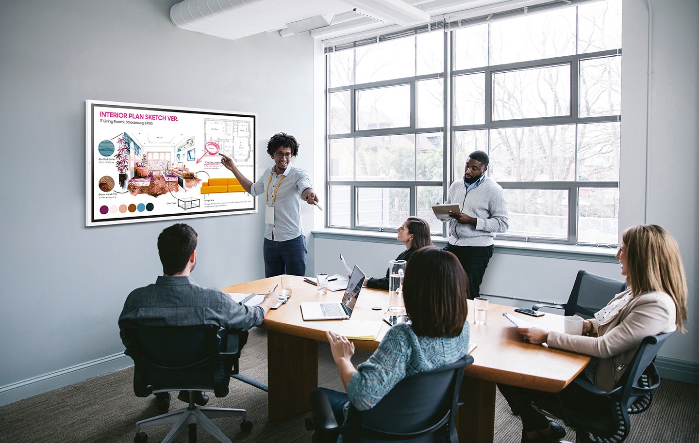 Groupe de travail dans une petite salle de réunion autour du Samsung Flip 55 pouces