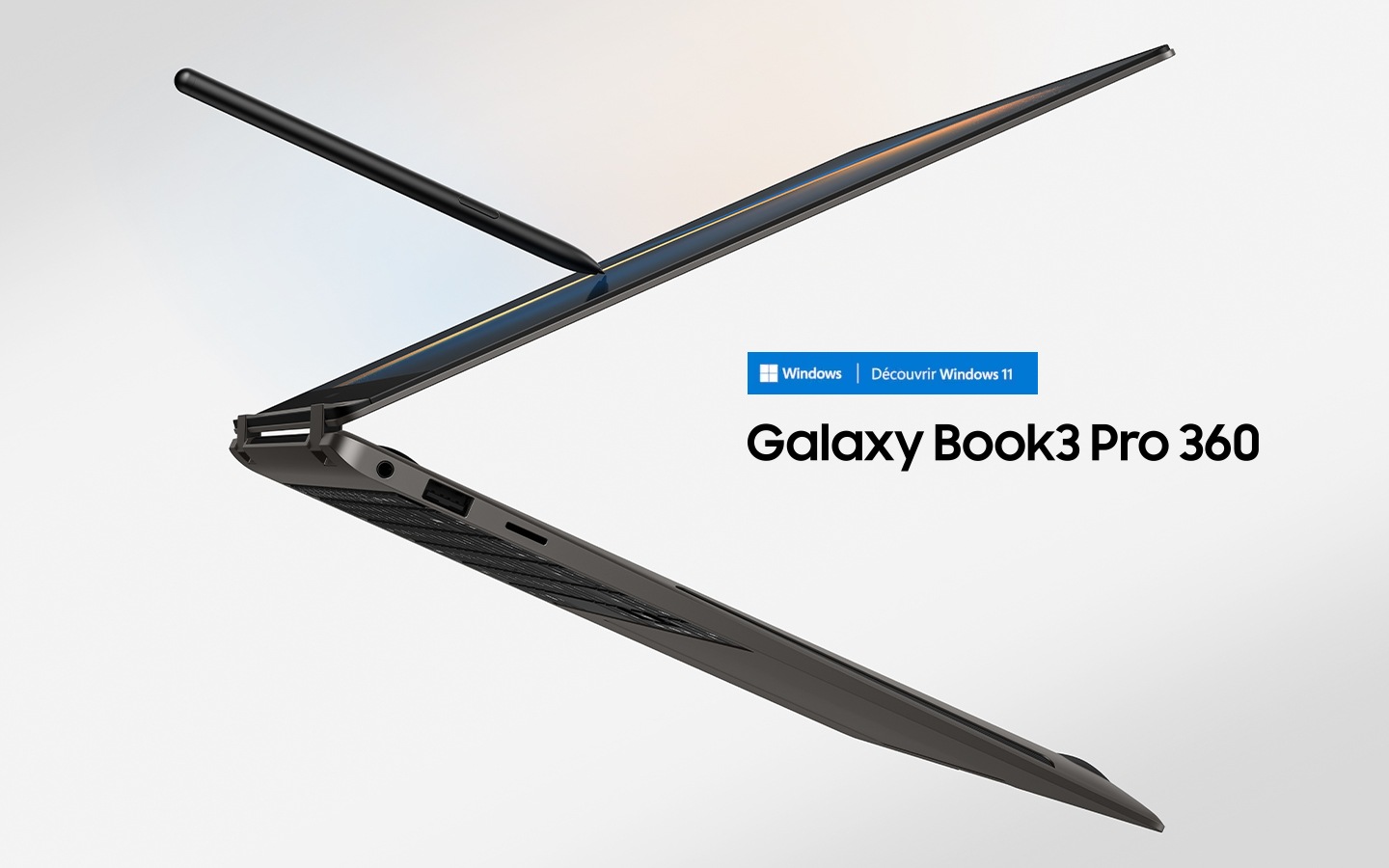 Um Galaxy Book3 Pro 360 antracite é dobrado ligeiramente, virado para a esquerda e um S Pen toca a tela