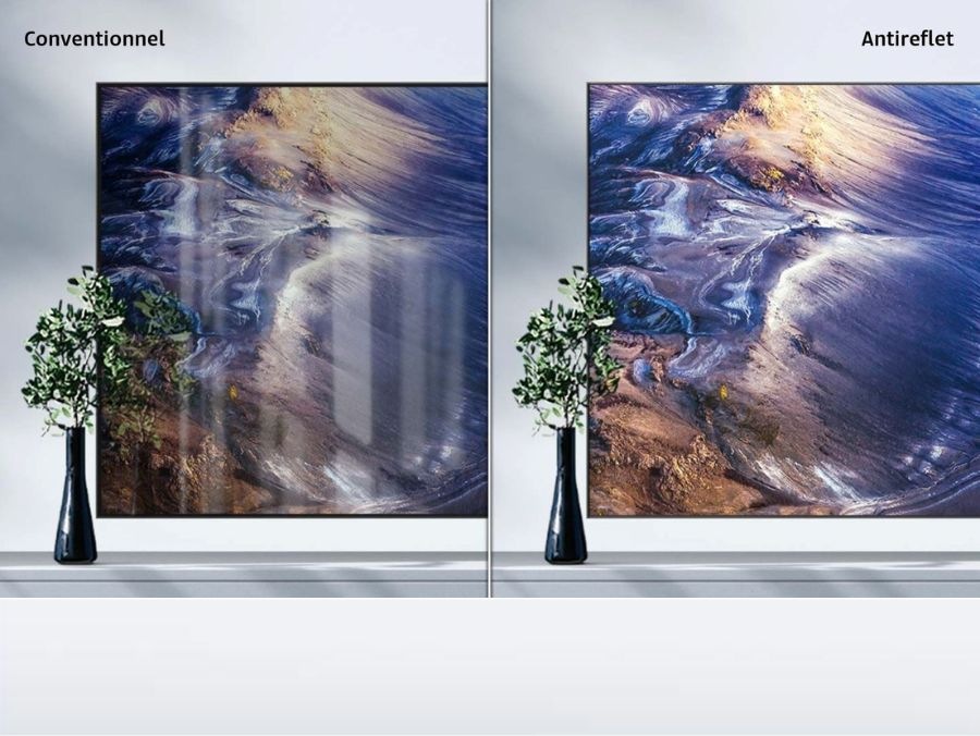 Konwencjonalny ekran pokazuje obraz z dużą ilością odbicia światła, podczas gdy ekran przeciwdebiły wyświetla wyraźny obraz