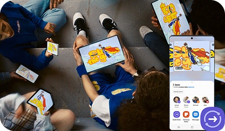 Un groupe de personnes regarde la même image sur chacun de leurs appareils. À droite, un smartphone Galaxy affiche l'écran de partage rapide. L'icône de partage rapide est visible à côté du téléphone.