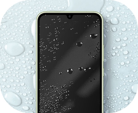 Un Galaxy A34 5G avec un écran noir est montré avec des gouttes d'eau sur et autour de l'appareil.
