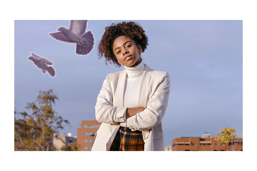 Portret van een vrouw met vogels op de achtergrond. De vogels verdwijnen met het tandvlees om objecten te wissen