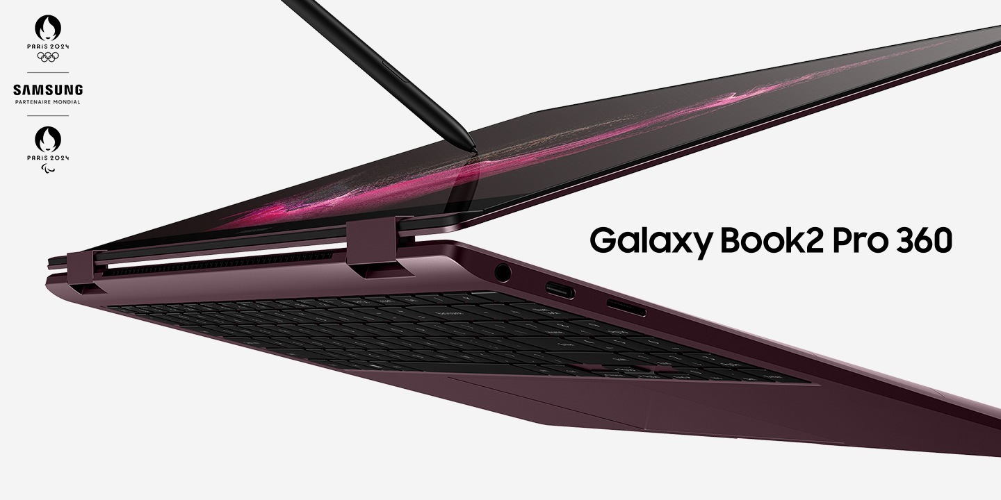 Một Bordeaux Galaxy Book2 Pro 360 gần như hoàn toàn được gấp lại. Màn hình của nó hiển thị một hình nền với sóng hồng. Một cây bút s chạm vào màn hình