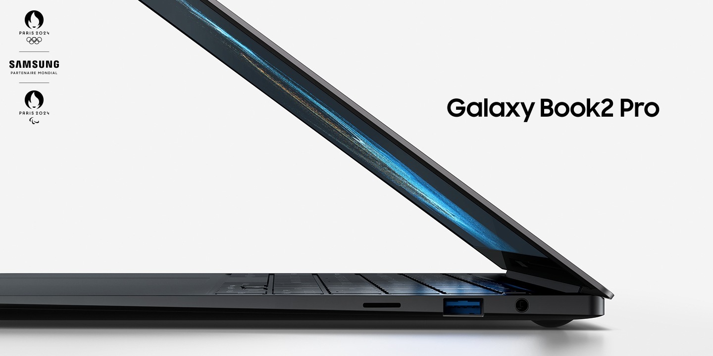 안트라이트 컬러 Galaxy Book2 Pro가 약간 열려 있고 왼쪽으로 향합니다. 화면에 녹색 벽지가 있습니다