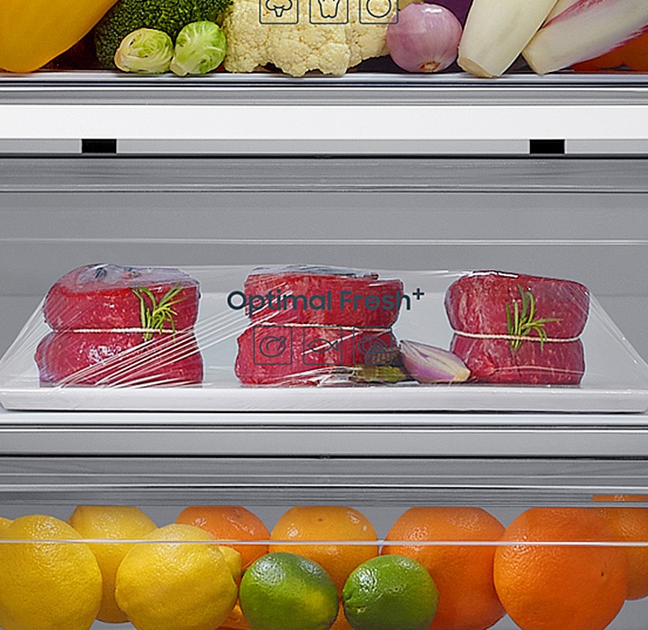 Interiorul unui frigider cu sertarul Optimal Fresh +, in care se pun 3 bucati de carne rosie.