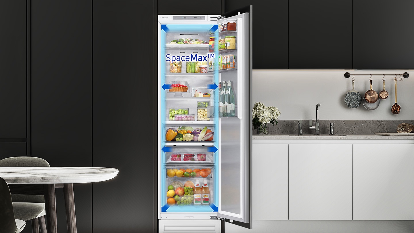 Deschideți frigiderul cu o diagramă în interior, care arată economisirea spațiului folosind tehnologia SpaceMax™, cu săgeți care merg de la centru la capetele produsului