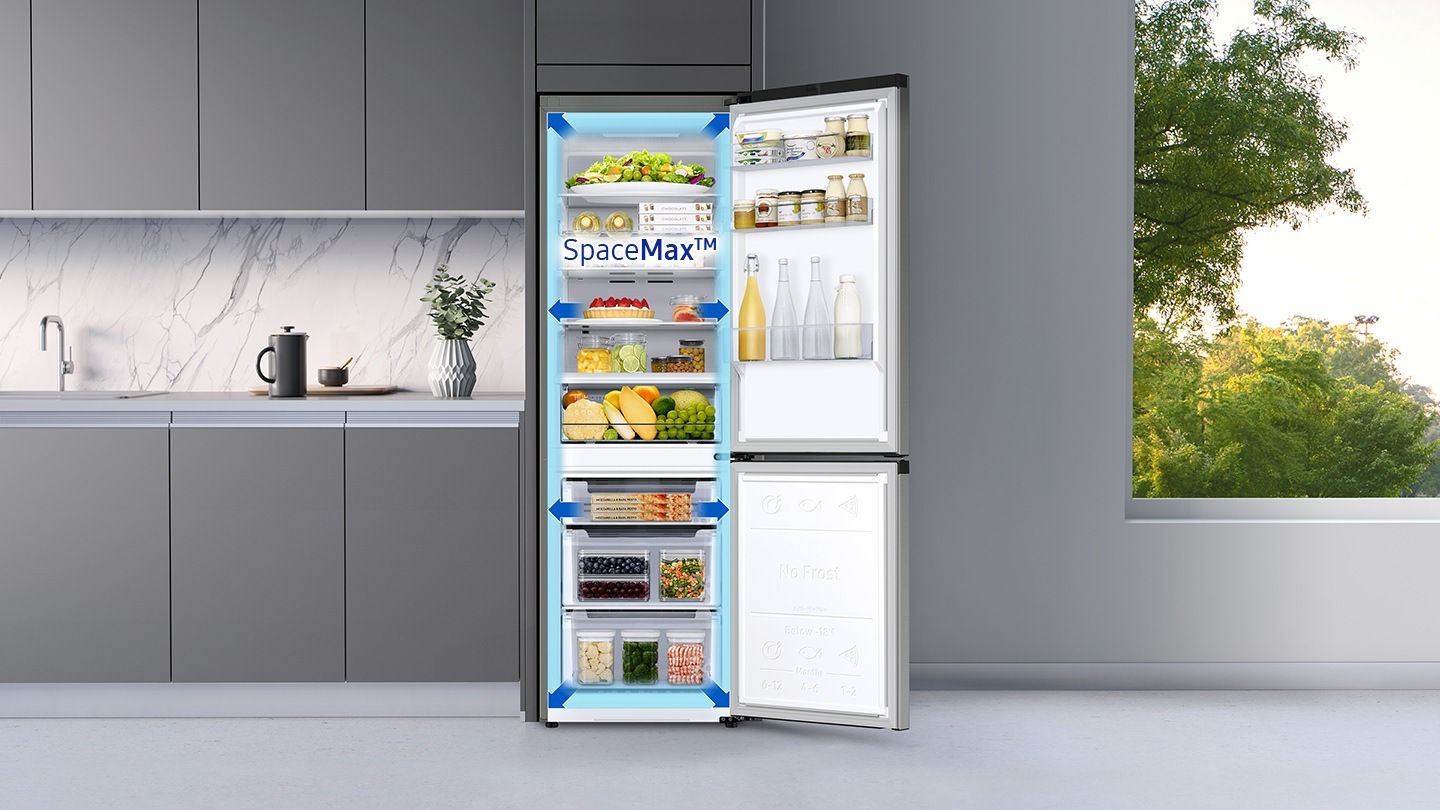 Nyitott hűtőszekrény, benne egy ábrával, amely a SpaceMax™ technológiának köszönhető helymegtakarítást mutatja, a termék közepétől a végéig futó nyilakkal.
