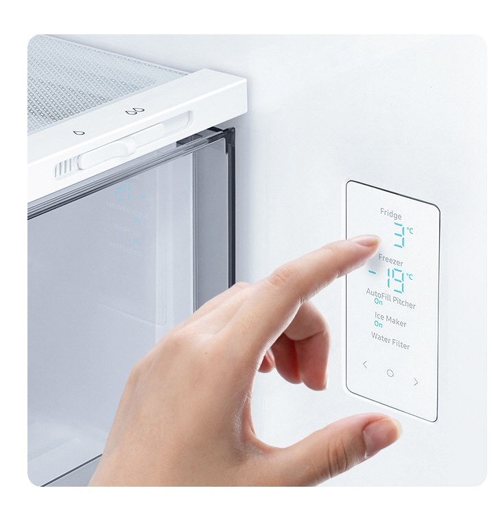 Zoom sur l'intérieur de produit et le panneau de commande qu'une personne utilise