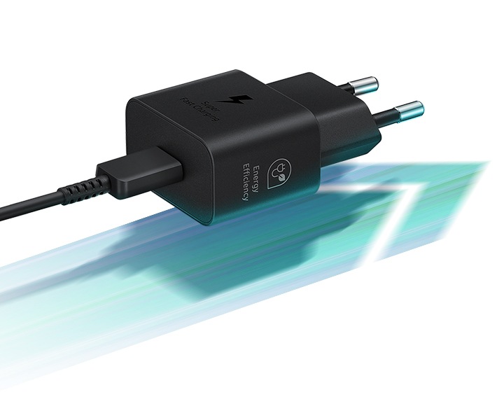 Un adaptateur secteur 25W noir projette une ombre sur une flèche située en dessous qui pointe vers la droite, sur laquelle la fiche de l'adaptateur est également alignée. 