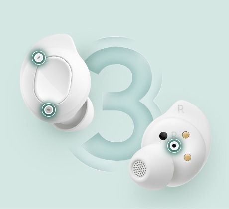 Deux écouteurs Galaxy Buds FE sont présentés. Un écouteur affiche sa face avant avec deux microphones externes, tandis que l'autre révèle sa face interne avec un microphone interne.