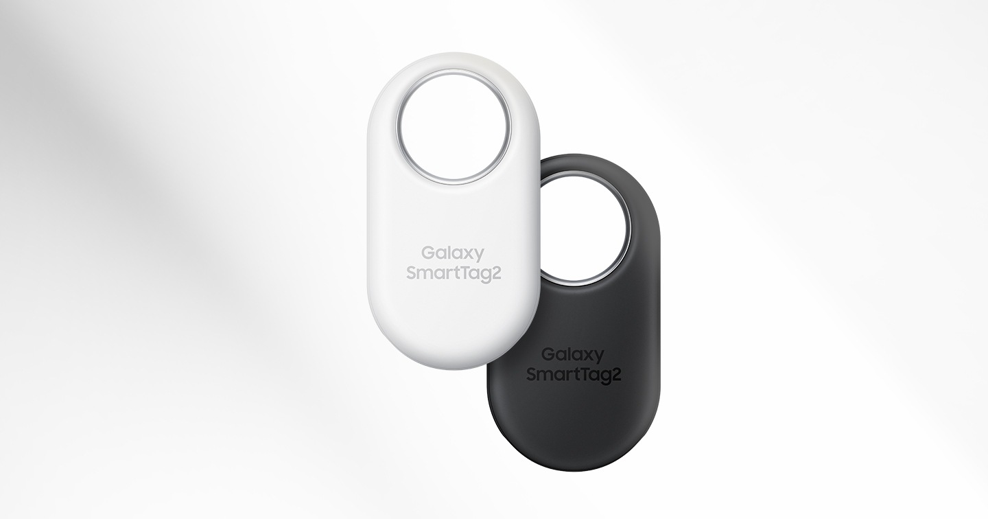 Deux appareils Galaxy SmartTag2 sont représentés, un noir et l'autre blanc.