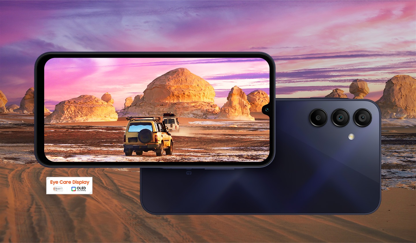 En arrière-plan, un beau paysage du désert est montré. Au premier plan, deux appareils Galaxy A15, avec la gauche montrant l’écran et la droite montrant l’arrière, sont affichés. Le paysage se chevauche sur l’écran de l’appareil de gauche et montre deux camions conduisant dans le désert. En bas à gauche, le logo Eye Care Display est affiché.