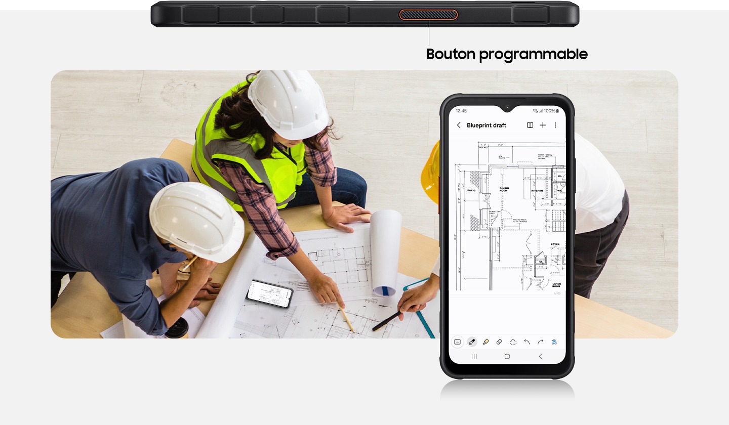 En haut, la vue latérale du Galaxy XCover7 est montrée, mettant en évidence la clé XCover en orange. En dessous, trois architectes travaillent sur un plan, qui est également affiché à l'écran sur un appareil Galaxy XCover7 qui est montré au premier plan sur le côté droit.