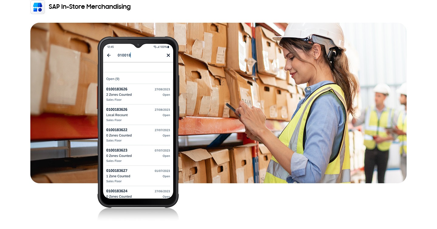 Une magasinière en tenue de sécurité vérifie l'inventaire à l'aide d'un appareil Galaxy XCover7. Un gros plan de l'écran de l'appareil affiche la liste des codes produits. Un logo SAP In-Store Merchandising apps dans le coin supérieur gauche.